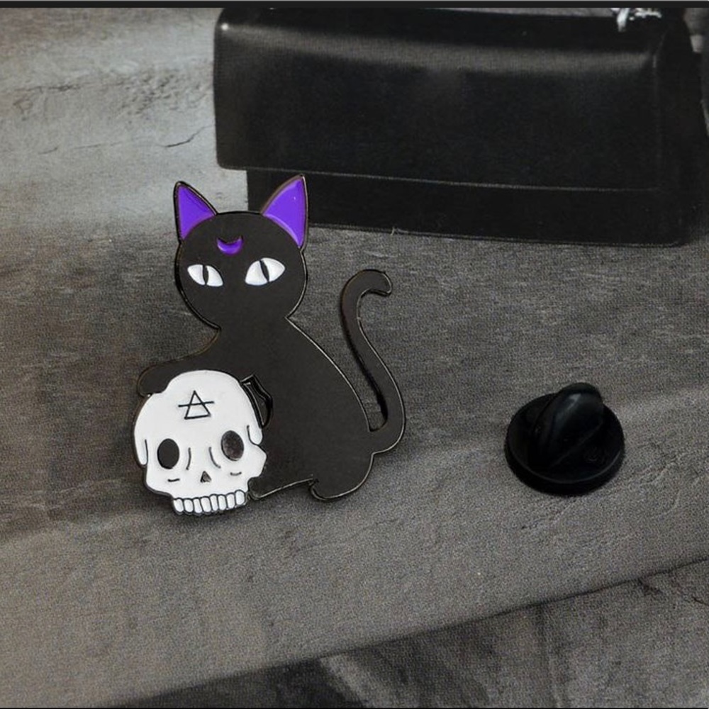 Black cat 🐈‍⬛ Pagan moon 🌙 skull brooch